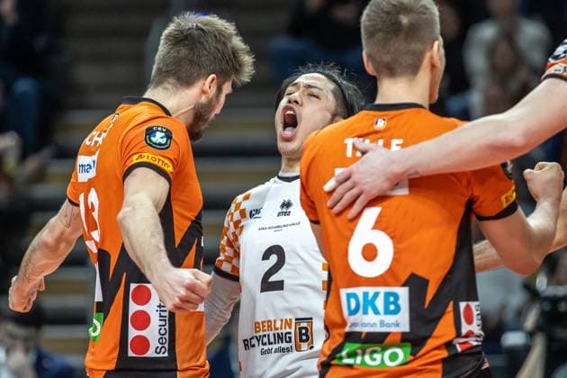 31 01 2024, Berlin, Volleyball CEV Champions League, Men, Playoff, BR Volleys vs Tours VB, Max Schmeling Halle Berlins Ruben Schott l and libero Satoshi Tsuiki cheer after BR Volleys win against Tours VB