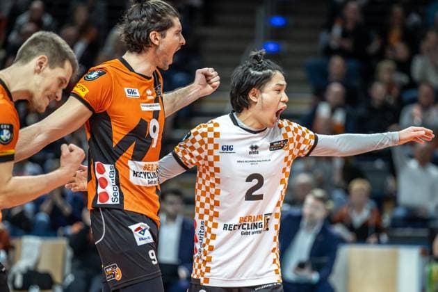 31 01 2024, Berlin, Volleyball CEV Champions League, Men, Playoff, BR Volleys vs Tours VB, Max Schmeling Halle Berlins Timothee Carle and libero Satoshi Tsuiki cheer after BR Volleys win point against Tours VB