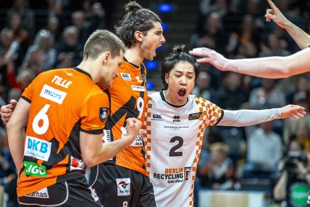 31 01 2024, Berlin, Volleyball CEV Champions League, Men, Playoff, BR Volleys vs Tours VB, Max Schmeling Halle Berlins Johannes Tille l r , Timothee Carle and libero Satoshi Tsuiki cheer after BR Volleys win point against Tours VB