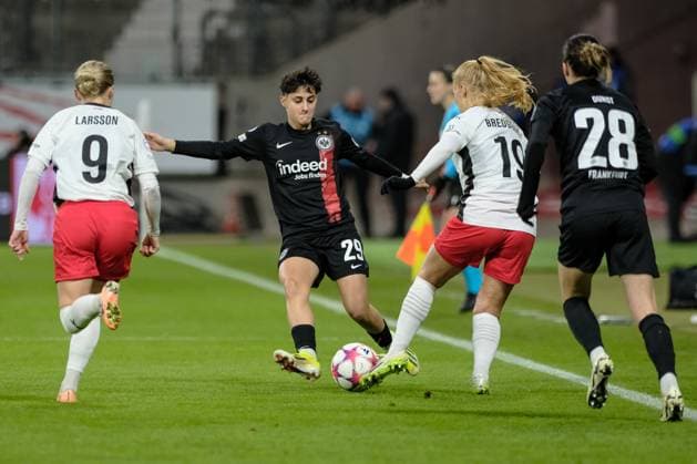 Dilara Acikgoez Eintracht Frankfurt, 29 in duel with Sofie Bredgaard FC Rosengard, 19 , GER, Eintracht Frankfurt vs FC Rosengard, Football, UEFA Womens Champions League, Group stage, Matchday 6, Season 2023 2024, 31 01 2024 GER, Eintracht Frankfurt vs FC Rosengard, Football, UEFA Womens Champions League, Group stage, Matchday 6, Season 2023 2024, 31 01 2024 Frankfurt Copyright: xEibner-Pressefoto FlorianxWieganx EP_FWD