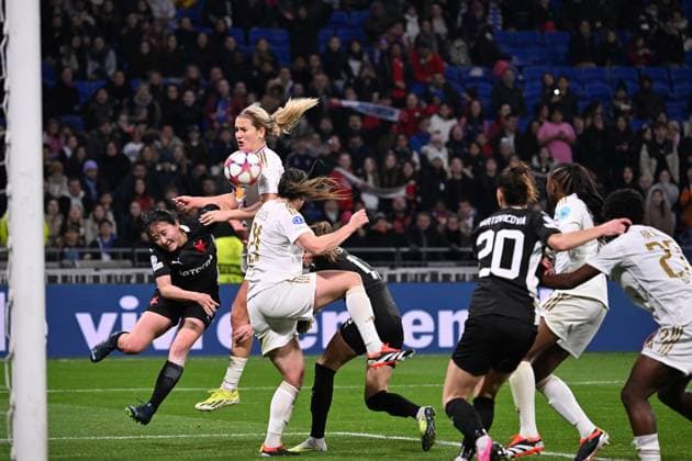 Lindsey Horan avec Vanessa Gilles (lyon) vs Michele Xiao (prague) FOOTBALL: Olympique Lyonnais FÂŽminines vs SK Slavia Prague - Ligue des Champions FÂŽminine - 31 01 2024 FredericChambert Panoramic 