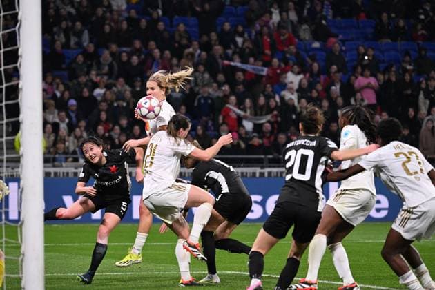 Lindsey Horan avec Vanessa Gilles (lyon) vs Michele Xiao (prague) FOOTBALL: Olympique Lyonnais FÂŽminines vs SK Slavia Prague - Ligue des Champions FÂŽminine - 31 01 2024 FredericChambert Panoramic 