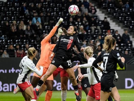 Angel Mukasa FC Rosengard, 12 in duel with Ilayda Acikgoez Eintracht Frankfurt, 20 , GER, Eintracht Frankfurt vs FC Rosengard, Football, UEFA Womens Champions League, Group stage, Matchday 6, Season 2023 2024, 31 01 2024 GER, Eintracht Frankfurt vs FC Rosengard, Football, UEFA Womens Champions League, Group stage, Matchday 6, Season 2023 2024, 31 01 2024 Frankfurt Copyright: xEibner-Pressefoto FlorianxWieganx EP_FWD