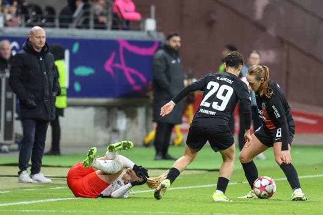 31 01 2024, xusrbx, Football Champions League Women, Eintracht Frankfurt Women FC Rosengard emspor, v l Emilia Larsson FC Rosengard, 9 , Dilara Acikgoez Eintracht Frankfurt, 29 , Lisanne Graewe Eintracht Frankfurt, 8 , DFL DFB REGULATIONS PROHIBIT ANY USE OF PHOTOGRAPHS as IMAGE SEQUENCES and or QUASI VIDEO Frankfurt am Main