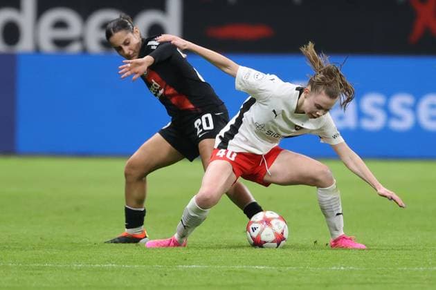 Deutsche Bank Park, Frankfurt Main Germany 31 01 2024 UEFA Women s Champions League match Grouppe A SGE Eintracht Frankfurt Rosengard v l , Ilayda Acikgöz Eintracht Frankfurt , Bea Sprung FC Rosengard , Zweikampf, Action, Aktion, Battles for the Ball Copyright: JoaquimxFerreira
