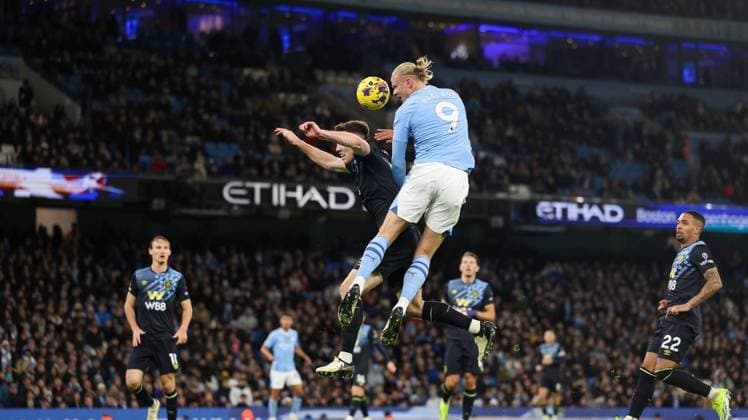 Bilder des Jahres 2024, Sport 01 Januar Sport Themen der Woche KW05 Bilder des Jahres 2024, Sport 01 Januar Sport Bilder des Tages Manchester City v Burnley Premier League 31 01 2024. Manchester City forward Erling Haland (9) goes close during the Premier League match between Manchester City and Burnley at the Etihad Stadium, Manchester, England on 31 January 2024. Editorial use only DataCo restrictions apply See www.football-dataco.com , Copyright: xSimonxDaviesx PSI-18923-0076