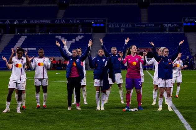Players of Olympique Lyonnais celebrating with fans after the UEFA Women?s Champions League game between Olympique Lyonnais and Salvia Praha at Groupama Stadium in Lyon, France. (Pauline FIGUET SPP) Copyright: xPaulinexFIGUETx xSPPx spp-en-PaFiSp-PF_OLvSLP180