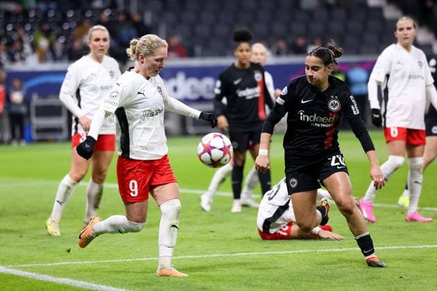 Deutsche Bank Park, Frankfurt Main Germany 31 01 2024 UEFA Women s Champions League match Grouppe A SGE Eintracht Frankfurt Rosengard v l , Emilia Larsson FC Rosengard , Ilayda Acikgöz Eintracht Frankfurt , Zweikampf, Action, Aktion, Battles for the Ball Copyright: JoaquimxFerreira