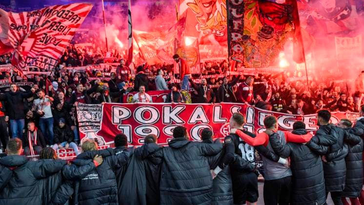 Bilder des Jahres 2024, Sport 01 Januar Sport Themen der Woche KW05 Sport Bilder des Tages Die Mannschaft feiert ausgelassen mit den Fans den Sieg. Endstand: 1:3, Hertha BSC - 1. FC Kaiserslautern, DFB-Pokal, 4. Runde, Viertelfinale, Fussball, DFB Pokal Viertelfinale, Bundesliga, Spielzeit 2023 2024, Olympia - Stadion Berlin, DFB DFL REGULATIONS PROHIBIT ANY USE OF PHOTOGRAPHS AS IMAGE SEQUENCES AND OR QUASI-VIDEO, 31.01. 2024, Foto: HMB Media Uwe Koch *** The team celebrates the victory with the fans final score 1 3, Hertha BSC 1 FC Kaiserslautern, DFB Pokal, 4 Runde, Viertelfinale, Fußball, DFB Pokal Viertelfinale, Bundesliga, Spielzeit 2023 2024, Olympia Stadion Berlin, DFB DFL REGULATIONS PROHIBIT ANY USE OF PHOTOGRAPHS AS IMAGE SEQUENCES AND OR QUASI VIDEO, 31 01 2024, Foto HMB Media Uwe Koch Copyright: HMBxMedia UwexKoch