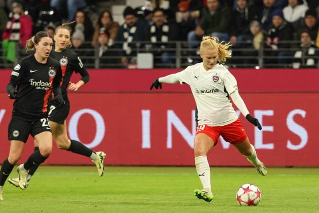 31 01 2024, xusrbx, Football Champions League Women, Eintracht Frankfurt Women FC Rosengard emspor, v l Barbara Dunst Eintracht Frankfurt, 28 , Lara Prasnikar Eintracht Frankfurt, 7 , Sofie Bredgaard FC Rosengard, 19 , DFL DFB REGULATIONS PROHIBIT ANY USE OF PHOTOGRAPHS as IMAGE SEQUENCES and or QUASI VIDEO Frankfurt am Main