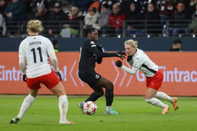 31 01 2024, xusrbx, Football Champions League Women, Eintracht Frankfurt Women FC Rosengard emspor, v l Emma Jansson FC Rosengard, 11 , Nicole Anyomi Eintracht Frankfurt, 19 , Emilia Larsson FC Rosengard, 9 , DFL DFB REGULATIONS PROHIBIT ANY USE OF PHOTOGRAPHS as IMAGE SEQUENCES and or QUASI VIDEO Frankfurt am Main