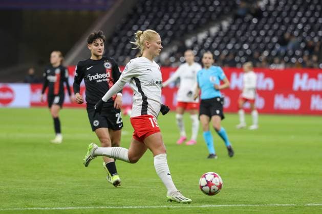 31 01 2024, xusrbx, Football Champions League Women, Eintracht Frankfurt Women FC Rosengard emspor, v l Dilara Acikgoez Eintracht Frankfurt, 29 , Sofie Bredgaard FC Rosengard, 19 , DFL DFB REGULATIONS PROHIBIT ANY USE OF PHOTOGRAPHS as IMAGE SEQUENCES and or QUASI VIDEO Frankfurt am Main