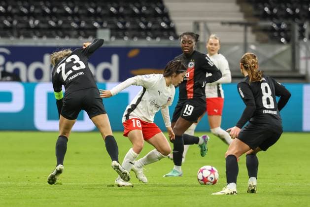 31 01 2024, xusrbx, Football Champions League Women, Eintracht Frankfurt Women FC Rosengard emspor, v l Sara Doorsoun Khajeh Eintracht Frankfurt, 23 , Mai Kadowaki FC Rosengard, 16 , Nicole Anyomi Eintracht Frankfurt, 19 , Lisanne Graewe Eintracht Frankfurt, 8 , DFL DFB REGULATIONS PROHIBIT ANY USE OF PHOTOGRAPHS as IMAGE SEQUENCES and or QUASI VIDEO Frankfurt am Main