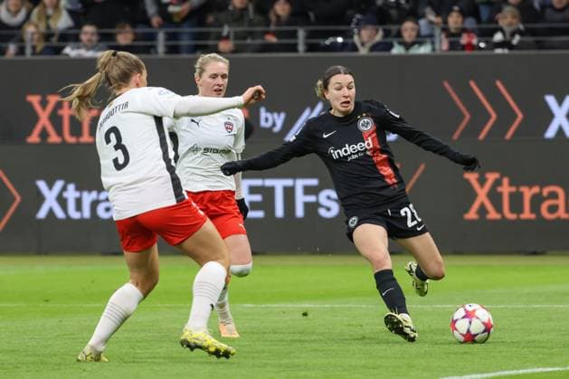 31 01 2024, xusrbx, Football Champions League Women, Eintracht Frankfurt Women FC Rosengard emspor, v l Guorun Arnardottir FC Rosengard, 3 , Emilia Larsson FC Rosengard, 9 , Barbara Dunst Eintracht Frankfurt, 28 , DFL DFB REGULATIONS PROHIBIT ANY USE OF PHOTOGRAPHS as IMAGE SEQUENCES and or QUASI VIDEO Frankfurt am Main