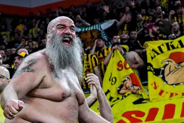Sport Themen der Woche KW05 Sport Bilder des Tages GER, EuroCup, ratiopharm Ulm vs Aris Midea Thessaloniki 31.01.2024, ratiopharm arena, Neu-Ulm, GER, EuroCup, ratiopharm Ulm vs Aris Midea Thessaloniki, im Bild stimmungsgewaltige Unterstuetzung durch die Fans von Aris Foto nordphoto GmbH Hafner *** GER, EuroCup, ratiopharm Ulm vs Aris Midea Thessaloniki 31 01 2024, ratiopharm arena, Neu Ulm, GER, EuroCup, ratiopharm Ulm vs Aris Midea Thessaloniki, in the picture powerful support by the fans of Aris Foto nordphoto GmbH Hafner nordphotoxGmbHx xHafner nph00200