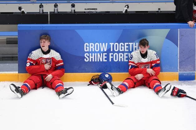 Bilder des Jahres 2024, Sport 01 Januar Sport Themen der Woche KW05 (240201) -- BEIJING, Feb. 1, 2024 -- David Huk (L) and Simon Belohorsky of the Czech Republic look dejected after the men s 6-team tournament gold medal game of Ice hockey, Eishockey event between the Czech Republic and the United States at the Gangwon 2024 Winter Youth Olympic Games, Olympische Spiele, Olympia, OS in Gangneung, South Korea, Jan. 31, 2024. ) XINHUA PHOTOS OF THE DAY XuxYanan 