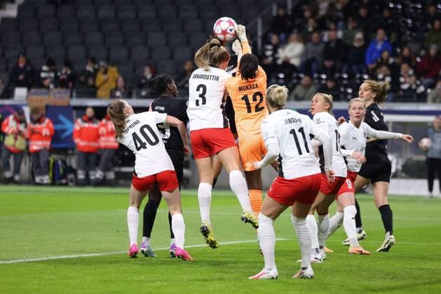 Deutsche Bank Park, Frankfurt Main Germany 31 01 2024 UEFA Women s Champions League match Grouppe A SGE Eintracht Frankfurt Rosengard v l , Ilayda Acikgöz Eintracht Frankfurt , Gudrun Arnardottir FC Rosengard , goalkeeper, Goalkeeper Angel Mukasa FC Rosengard , header, header duel Copyright: JoaquimxFerreira