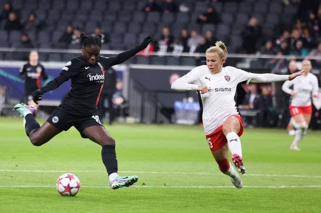 Deutsche Bank Park, Frankfurt Main Germany 31 01 2024 UEFA Women s Champions League match Grouppe A SGE Eintracht Frankfurt Rosengard v l , Goal kick Etonam Nicole Anyomi Eintracht Frankfurt , Jessica Wik FC Rosengard Copyright: JoaquimxFerreira