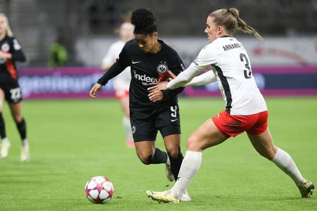 Deutsche Bank Park, Frankfurt Main Germany 31 01 2024 UEFA Women s Champions League match Grouppe A SGE Eintracht Frankfurt Rosengard v l , Shekiera Martinez Eintracht Frankfurt , Gudrun Arnardottir FC Rosengard , Zweikampf, Action, Aktion, Battles for the Ball Copyright: JoaquimxFerreira