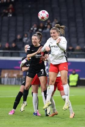 Deutsche Bank Park, Frankfurt Main Germany 31 01 2024 UEFA Women s Champions League match Grouppe A SGE Eintracht Frankfurt Rosengard v l , Lara Prasnikar Eintracht Frankfurt , Gudrun Arnardottir FC Rosengard , header, header duel Copyright: JoaquimxFerreira