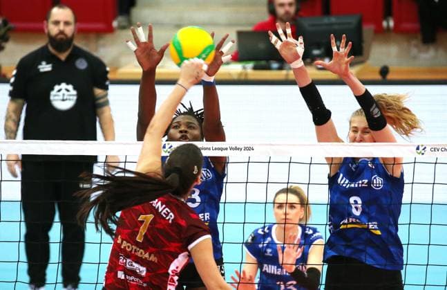 BAU 01 02 2024, Germany, Stuttgart Volleyball Champions League, Allianz MTV Stuttgart vs SC Potsdam, f l Tara Taubner SC , Krystal Rivers MTV , Monique Stubbe SC