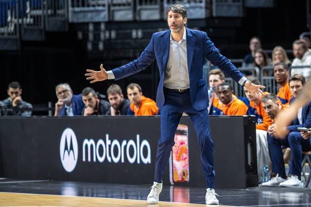Berlin, 20240201, Basketball EuroLeague, Main Round, Matchday 25, ALBA Berlin Valencia Basket, Mercedes Benz Arena Head Coach Alex Mumbru of Valencia Basket follows the game ALBA BERLIN Valencia Basket