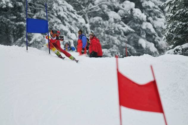 ski race young skier race fast downhil at winter snow scene (License=RF) 3724713 ,model released, Symbolfoto Copyright: xZoonar.com benisxarapovicx 3724713 ,model released, Symbolfoto ,property released