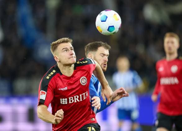 Soccer 2 BL Karlsruher SC SV Wehen Wiesbaden 02 02 24, Florian Carstens SVWW , Budu Zivzivadze KSC ,