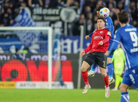 Soccer 2 BL Karlsruher SC SV Wehen Wiesbaden 02 02 24, Robin Heußer SVWW , Paul Nebel KSC ,