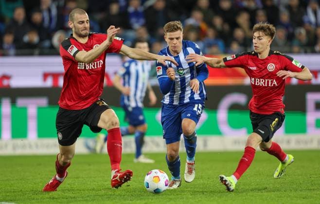 Soccer 2 BL Karlsruher SC SV Wehen Wiesbaden 02 02 24, Aleksandar Vukotic SVWW , Dzenis Burnic KSC , Nick Bätzner SVWW ,