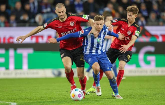 Soccer 2 BL Karlsruher SC SV Wehen Wiesbaden 02 02 24, Aleksandar Vukotic SVWW , Dzenis Burnic KSC , Nick Bätzner SVWW ,