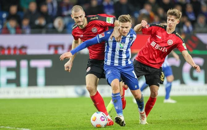 Soccer 2 BL Karlsruher SC SV Wehen Wiesbaden 02 02 24, Aleksandar Vukotic SVWW , Dzenis Burnic KSC , Nick Bätzner SVWW ,