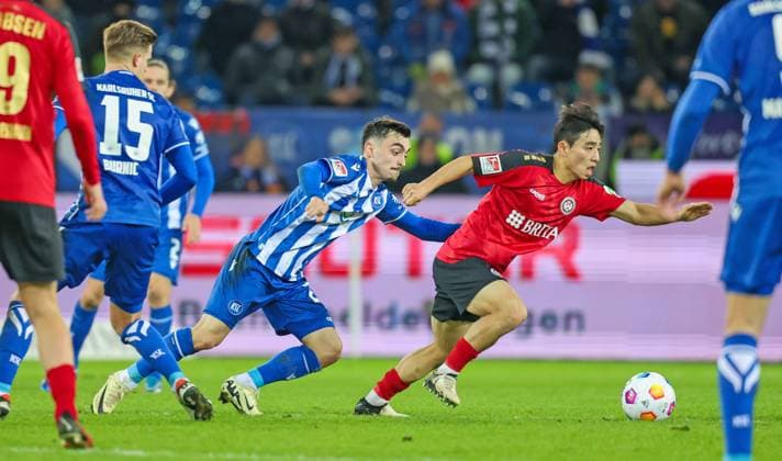 Soccer 2 BL Karlsruher SC SV Wehen Wiesbaden 02 02 24, Paul Nebel KSC , Hyun Ju Lee SVWW ,