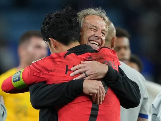 Sport Themen der Woche KW05 Sport Bilder des Tages Al-Wakrah, QATAR - February 2 - Head coach Jurgen Klinsmann and Son Heung-min of South Korea celebrates after theirs team win during the match between Australia and South Korea on Quarter-final at AFC Asia Cup in Al Janoub Stadium in Al-Wakrah, Qatar 02 February 2024. Australia v South Korea - Quarter-final - Asia Cup Copyright: xSebastianxFrejx
