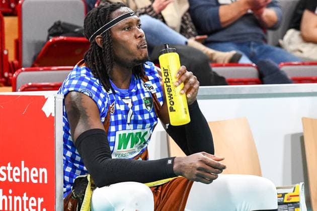 Magloire Mayaulo Nzeza WWK Volleys Herrsching, 7 with water bottle, action, action, game scene xmhx