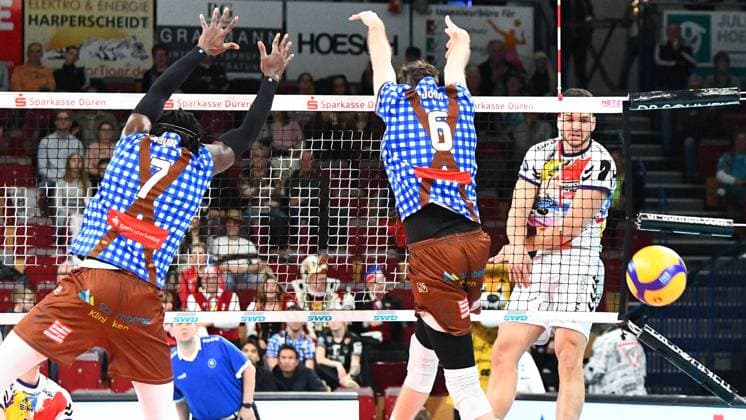 from left Magloire Mayaulo Nzeza WWK Volleys Herrsching, 7 and Filip John WWK Volleys Herrsching, 6 form a block in vain, action, action, game scene xmhx