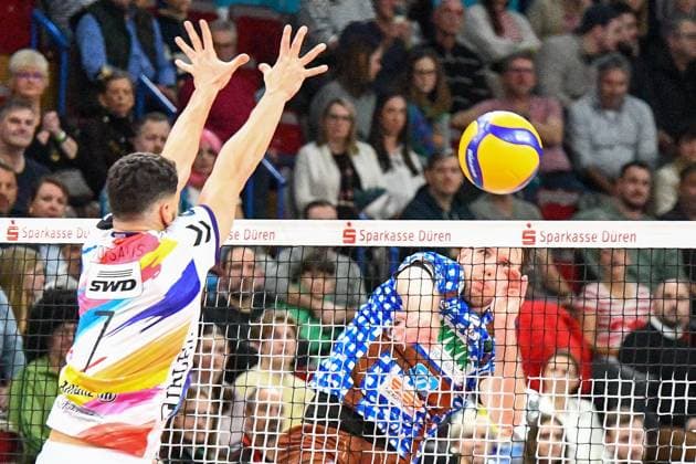 from left Frixos Kotsakis Powervolleys Düren, 7 forms the block, Filip John WWK Volleys Herrsching, 6 with the smash ball, action, action, game scene xmhx