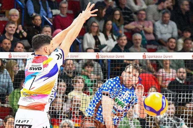 from left Frixos Kotsakis Powervolleys Düren, 7 forms the block, Filip John WWK Volleys Herrsching, 6 with the smash ball, action, action, game scene xmhx