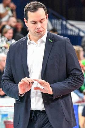 Thomas Runner Head Coach WWK Volleys Herrsching , looking disappointed, disappointment, frustration, disappointed, pessimistic, action, action scene, xmhx