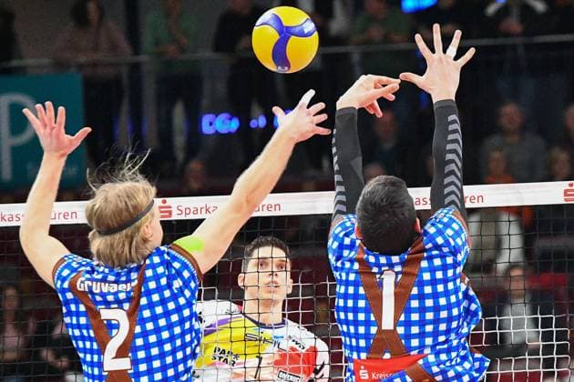 from left Daniel Gruvaeus WWK Volleys Herrsching, 2 , Demitros Mouchlias Powervolleys Düren, 1 , Djordje Ilic WWK Volleys Herrsching, 1 , action, action, game scene xmhx