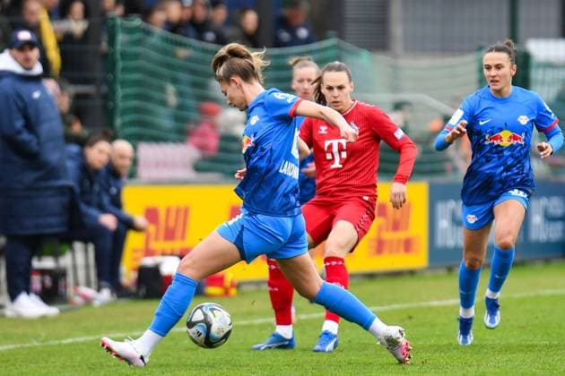 Soccer I Women I Season 2023 2024 I 1 Womens Bundesliga I Matchday 12 I RB Leipzig 1 FC Köln I 03 02 2024 Julia Landenberger 21, Rasenballsport Leipzig intercepts the pass from Dora Zeller 19, 1 FC Köln, right Lara Marti 30, Rasenballsport Leipzig Leipzig RB Training Center, Cottaweg 7 Saxony Germany Copyright: xLobeca InesxHähnelx