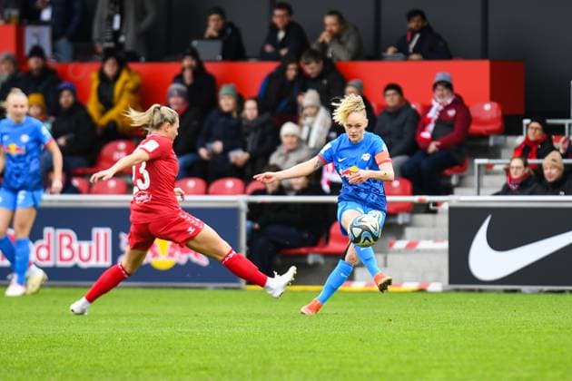 Soccer I Women I Season 2023 2024 I 1 Womens Bundesliga I Matchday 12 I RB Leipzig 1 FC Köln I 03 02 2024 Victoria Krug 20, Rasenballsport Leipzig plays the ball back in front of the onrushing Marleen Schimmer 23, 1 FC Köln Leipzig RB Training Center, Cottaweg 7 Saxony Germany Copyright: xLobeca InesxHähnelx