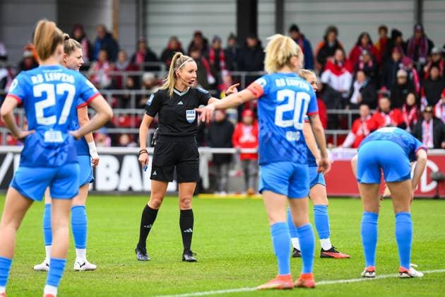 Soccer I Women I Season 2023 2024 I 1 Womens Bundesliga I 12 Matchday I RB Leipzig 1 FC Köln I 03 02 2024 Referee Fabienne Michel keeps order in the penalty area Crop, close-up, portrait, portrait, single photo, single image, body Leipzig RB Training Center, Cottaweg 7 Saxony Germany Copyright: xLobeca InesxHähnelx