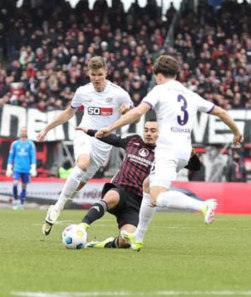 03 02 2024 Soccer Season 2023 2024 2 Soccer Bundesliga 20 Matchday 1 FC Nürnberg FCN Club VfL Osnabrück Sportfoto Zink DaMa xdaxmax DFL regulations prohibit any use of photographs as image sequences and or quasi video only for editorial use Lukas Kunze 13, VfL Osnabrück Jens Castrop 17, 1 FC Nürnberg FCN Florian Kleinhansl 3, VfL Osnabrück