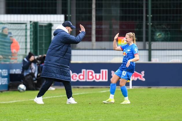 Soccer I Women I Season 2023 2024 I 1 Womens Bundesliga I 12 Matchday I RB Leipzig 1 FC Köln I 03 02 2024 Saban Uzun Coach, Rasenballsport Leipzig applauds goal scorer Vanessa Fudalle 10, Rasenballsport Leipzig Leipzig RB Training Center, Cottaweg 7 Saxony Germany Copyright: xLobeca InesxHähnelx