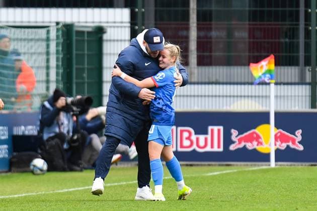 Soccer I Women I Season 2023 2024 I 1 Womens Bundesliga I 12 Matchday I RB Leipzig 1 FC Köln I 03 02 2024 Congratulations from Saban Uzun Coach, Rasenballsport Leipzig to goal scorer Vanessa Fudalle 10, Rasenballsport Leipzig Leipzig RB Training Center, Cottaweg 7 Saxony Germany Copyright: xLobeca InesxHähnelx