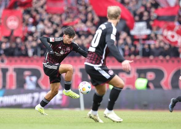 03 02 2024 Soccer Season 2023 2024 2 Soccer Bundesliga 20 Matchday 1 FC Nürnberg FCN Club VfL Osnabrück Sportfoto Zink DaMa xdaxmax DFL regulations prohibit any use of photographs as image sequences and or quasi video only for editorial use Can Yilmaz Uzun 42, 1 FC Nürnberg FCN Sebastian Andersson 20, 1 FC Nürnberg FCN in attack