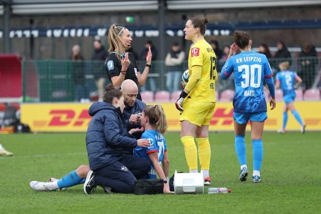 Bundesliga Women RB Leipzig vs 1 FC Cologne, 03 02 24 Referee Fabienne Michel in dialog with goalkeeper Elvira Herzog 12, RB Leipzig , while Julia Landenberger 21, RB Leipzig has to be treated Football, Google Pixel Women Bundesliga, Season 2023 2024, Matchday 12 RB Leipzig vs 1 FC Cologne on 03 02 24, RB Academy Cottaweg DFB REGULATIONS PROHIBIT ANY USE OF PHOTOGRAPHS AS IMAGE SEQUENCES AND OR QUASI VIDEO Copyright: xBEAUTIFULxSPORTS JanxKaeferx