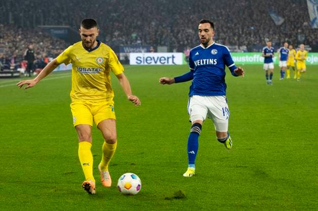 2 Soccer Bundesliga, FC Schalke 04 Eintracht Braunschweig, 03 02 2024 Hasan Kurucay Eintracht Braunschweig, 29 , Kenan Karaman FC Schalke 04, 19 2 Soccer Bundesliga, FC Schalke 04 Eintracht Braunschweig, 20 Matchday, on 03 02 2024, Veltins Arena, Gelsenkirchen DFL regulations prohibit any use of photographs as image sequences and or quasi video Copyright: xBEAUTIFULxSPORTS Meuselx