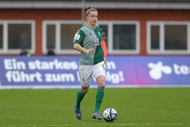 from left Michelle Ulbrich SV Werder Bremen, 5 on the ball, cropped image, single image, full body, action, action, game scene, THE DFB REGULATIONS PROHIBIT ANY USE OF PHOTOGRAPHS AS IMAGE SEQUENCES AND OR QUASI VIDEO , 03 02 2024, Bremen Germany , Football, Google Pixel Womens Bundesliga, SV Werder Bremen 1 FC Nürnberg xobx